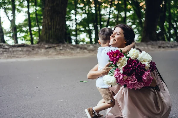 Glückliche Mutter mit ihrem kleinen Sohn im Sommerpark. — Stockfoto