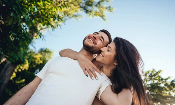 Genç çift yaz parkta yürüyüş.