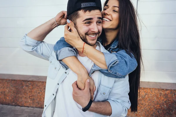 Jovem menina bonita abraçando seu namorado bonito — Fotografia de Stock