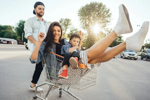 Genç Baba Anne ve oğlu bir at arabası park yerinde taşır