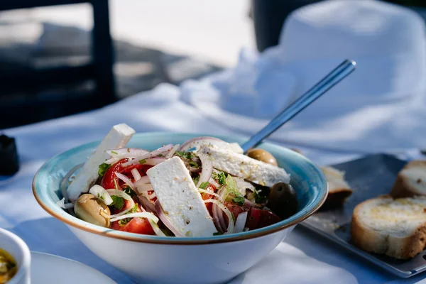 Salada grega com legumes frescos, queijo feta e azeitonas pretas — Fotografia de Stock