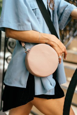 Bir kadın çantası kamera için poz kız