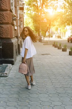 Bir kadın çantası kamera için poz kız