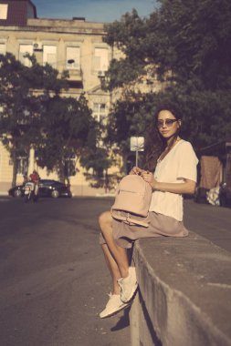 Bir kadın çantası kamera için poz kız