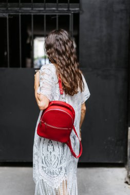 Bir kadın çantası kamera için poz kız