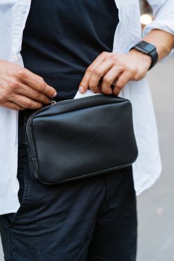 Adam bir şey çantası.