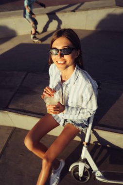 Kameraya poz scooter ile güzel kız.
