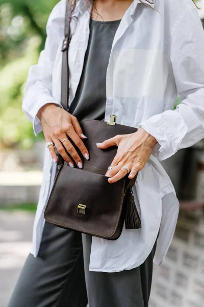 Bolsa de mulher na moda, bela, de um ângulo fechado . — Fotografia de Stock