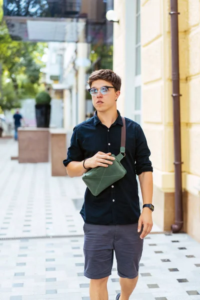 Young guy in round sunglasses posing on camera. — Stock Photo, Image