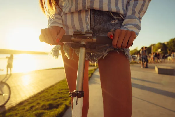 Hermosas manos femeninas sostienen el scooter por las asas . —  Fotos de Stock