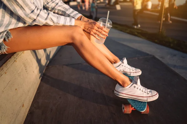 Belles jambes de la jeune fille avec une vue rapprochée — Photo