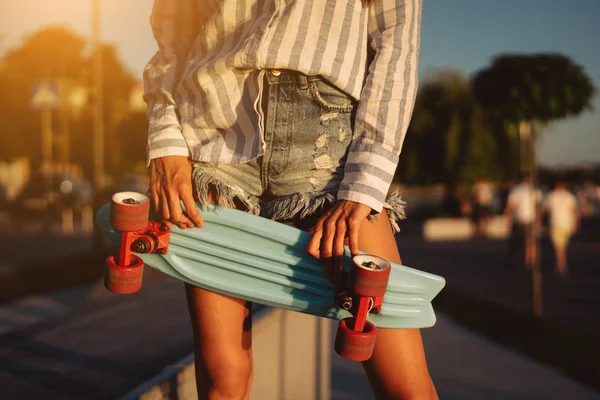 Mooie benen van het jonge meisje met een nauwe weergave — Stockfoto