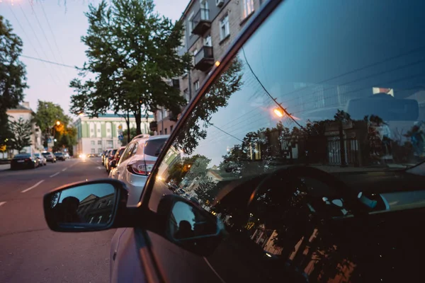 Боковое зеркало и окно отражают улицу — стоковое фото