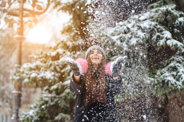 Kız kar şehirde atar.