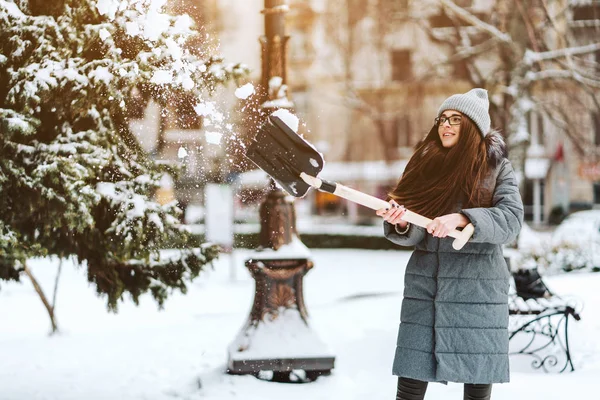 A szép lány a téli divat ruhák egy lapáttal — Stock Fotó