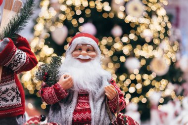 Bokeh Noel ağacı arka plan üzerinde mutlu Noel Baba.