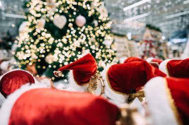 Birkaç küçük oyuncak Santa kipi bir grupta standı