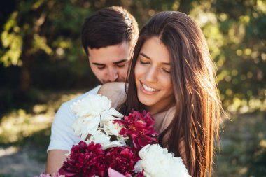 Kameraya poz ile genç çift.