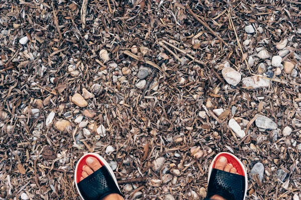 Hommes pieds sur le fond de pierres et de feuilles — Photo