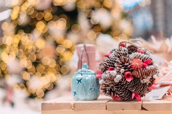 Gros plan ornement décoratif de cônes pour Noël — Photo