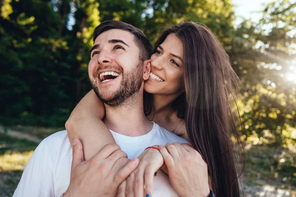 Jovem casal caminhando no parque de verão . — Fotografia de Stock