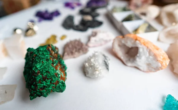 Colección de hermosas piedras preciosas sobre mesa blanca . — Foto de Stock