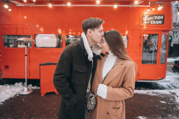 Belo jovem casal posando pelo ônibus velho — Fotografia de Stock