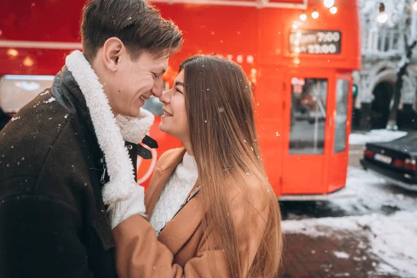 Beautiful young couple posing by the old bus — Stock Photo, Image
