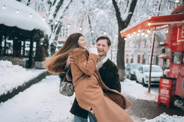 Mladý muž má krásnou dívku v náručí — Stock fotografie