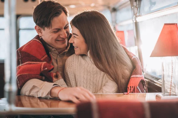 Amante jovem casal no tempo de inverno sentado em um café — Fotografia de Stock