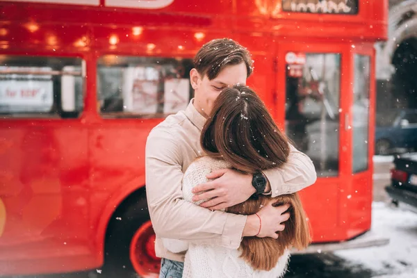 Belo jovem casal posando pelo ônibus velho — Fotografia de Stock