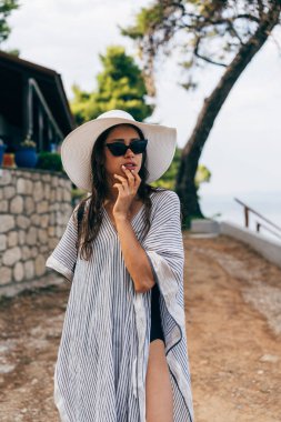 Çekici kadın denize gidiyor. Kız dinlenme, eğleniyor.