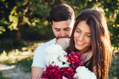 Kameraya poz ile genç çift.