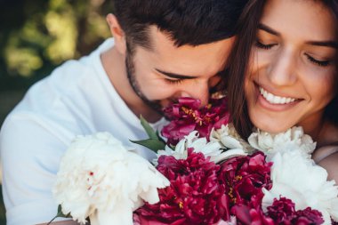 Kameraya poz ile genç çift.