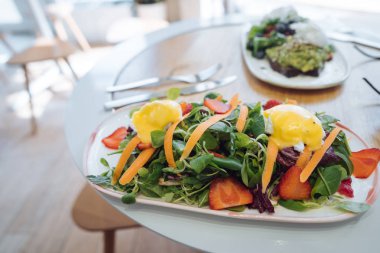 Masanın üzerinde bir dikdörtgen plaka lezzetli taze salata