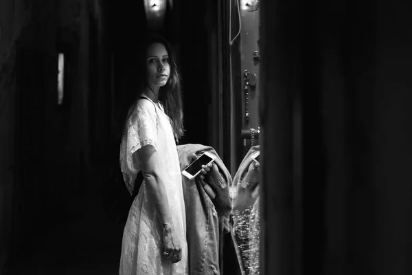 Kız bir kuyumcu vitrin tarafından duruyor — Stok fotoğraf
