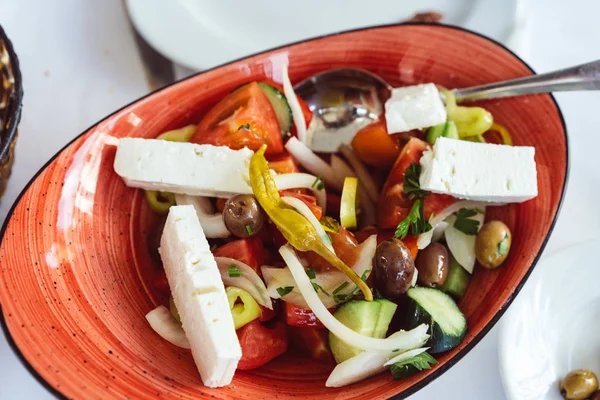 Στην πλάκα είναι μια ελληνική σαλάτα. — Φωτογραφία Αρχείου