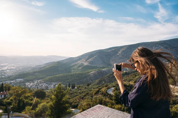 Girl posing on camera in the background coastal city — Stock Photo, Image