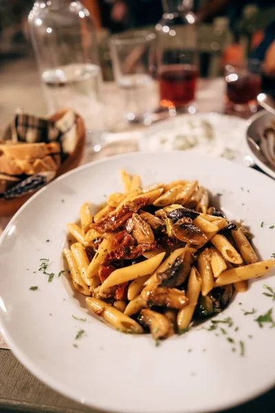 Conchiglie di pasta con carne macinata sul tavolo — Foto Stock