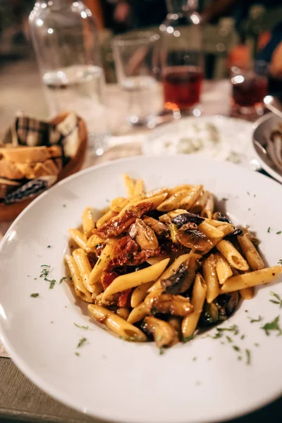 Pasta de conchas marinas con carne picada en la mesa — Foto de Stock