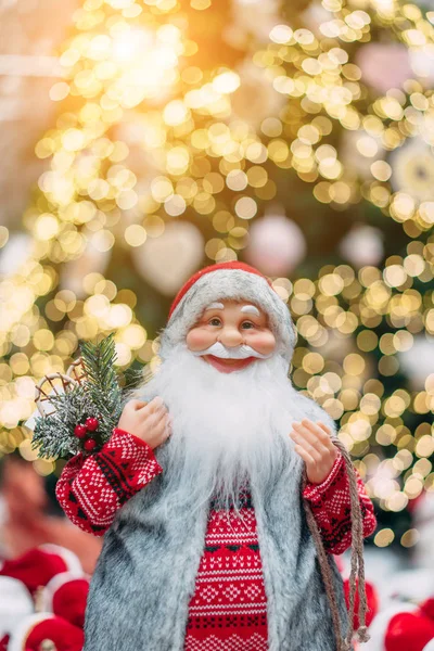 Feliz Papai Noel no fundo da árvore de Natal bokeh . — Fotografia de Stock