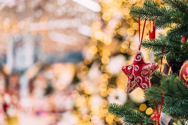 Vista de perto de brinquedos decorativos na árvore de Natal — Fotografia de Stock