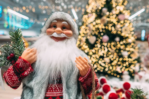 Feliz Papai Noel no fundo da árvore de Natal bokeh . — Fotografia de Stock