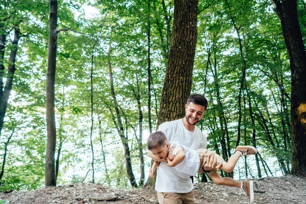 Heureux père tourne dans les bras de son jeune fils . — Photo