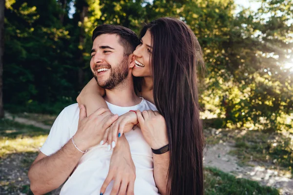 Jovem casal caminhando no parque de verão . — Fotografia de Stock