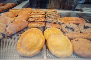 Vitrin bir sokak dükkanı unlu gıda taze ekmek.