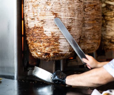 Dikey bir şiş üzerinden dilimleri kesme bıçağı, holding eller mans