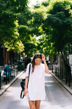 Çekici kadın kameraya poz. Güneş gözlüklü bir kız seyahat.