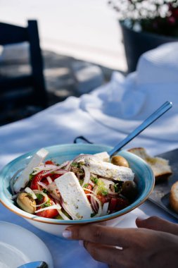 Taze sebzeli Yunan salatası, peynir ve siyah zeytin.