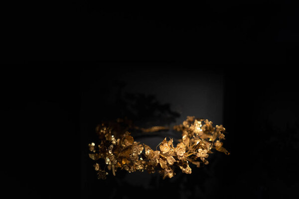 Красивая греческая тиара на черном фоне
